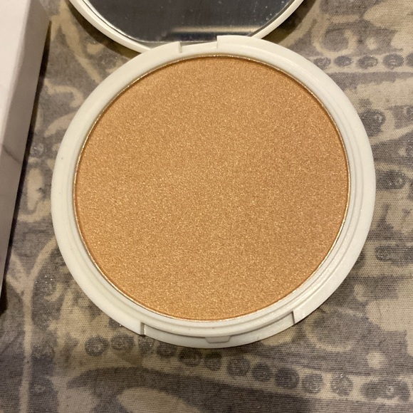 #Give them LaLa beauty pressed highlighter shade showstopper stunning rose gold - Picture 4 of 4